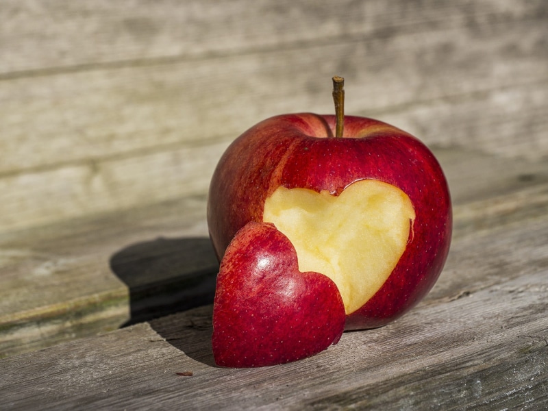 ripe, heart, greeting card, bite, 1080P, delicious, apple, cut out, frisch, food, wellbeing, ornament, table, color, love, declaration of love, decoration