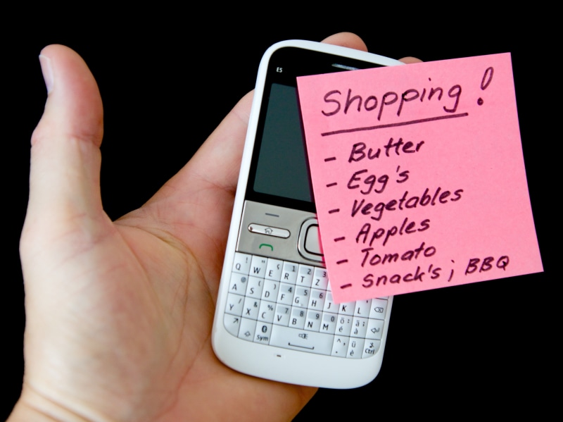 black background, hand, smart phone, holding, body part, human Hand, finger, list, 4K, one person, note, wireless technology, indoors, mobile phone, shopping list
