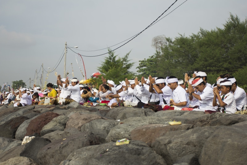 bali culture, hindu, person, real people, hinduism, offering, spectator, god, festival, temple, denpasar, cinta budaya, indonesian, pulau dewata, event