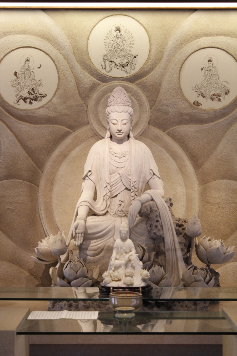 Buddhism, building, history, craft, indoors, 5K, statue, human representation, art and craft, no people, creativity, Guanyin, architecture, male likeness