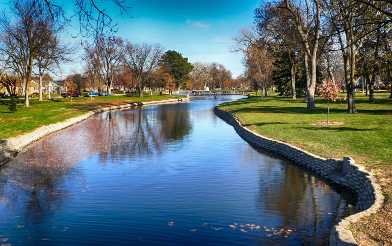 beauty in nature, reflections, trees, nature, tree, plant, architecture, no people, grass, nebraska, water, 2K, outside, tranquil scene, park, canal, hastings