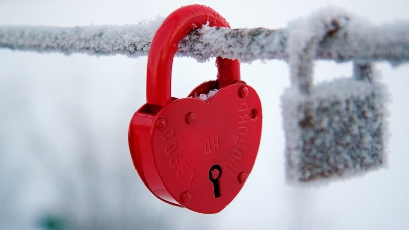 padlock, winter, security, love lock, lock, 1080P, heart shape, close-up, romantic, cold temperature, red, snow, emotion, safe, safety, protection, railing