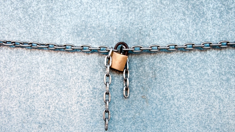 outdoors, backgrounds, social issues, 4K, padlock, day, full frame, chain, strong, no people, architecture, connection, locked, textured, protection, lock