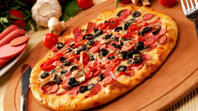 italian Culture, italian food, indoors, pepper - Vegetable, mozzarella, heat - Temperature, fork, cheese, pizza, gourmet, herb, lunch, basil, restaurant