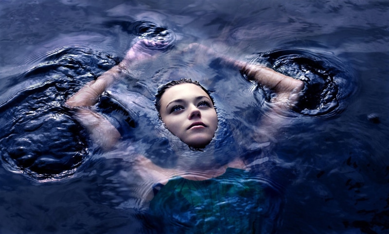 beautiful woman, swimming, pool, underwater, high angle view, floating on water, bubble, sinking, 1080P, brunette, water, blue eyes, adult, outdoors, swimming pool