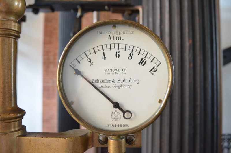 focus on foreground, antique, technology, 4K, geometric shape, old, equipment, communication, thermometer, no people, close-up, meter - instrument of measurement