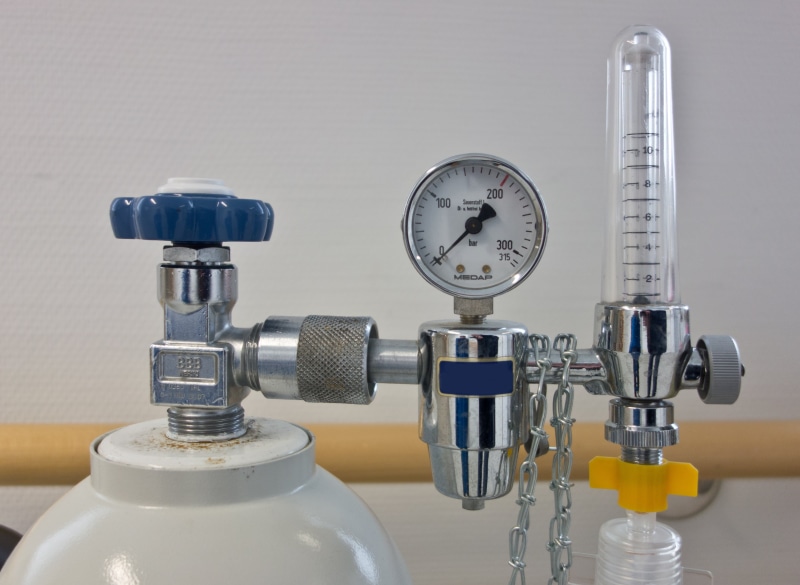 gas cock, instrument of measurement, no people, pressure, alloy, still life, white, close-up, focus on foreground, gauge, bottle, machine part, compressed air bottle