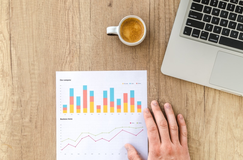 stats, investment, wireless technology, copyspace, diagram, coffee, cup, space, 5K, beside, wood, notebook, meeting, business, drink, pen, man, data, using laptop