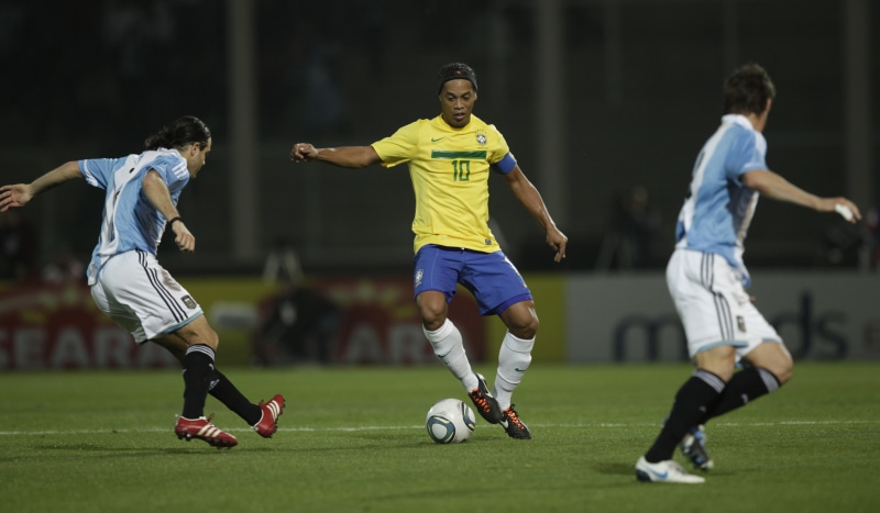 full length, challenge, match - sport, group of people, team sport, ronaldinho, athlete, effort, grass, soccer ball, gray, motion, soccer player, ronaldinhio