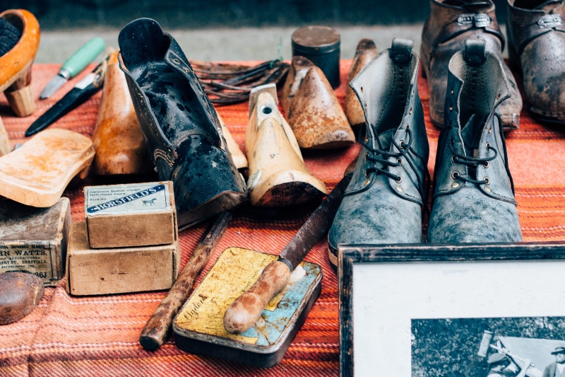 close-up, 2K, work tool, metal, bootmaker, art and craft, representation, old shoe, items, tools, shoe, outdoors, for sale, boot, still life, lot, classic