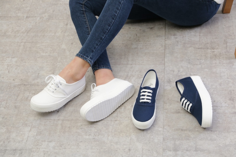 human body part, leisure activity, Zambi, sitting, one person, jeans, Shoes, women, indoors, body part, 5K, human Leg, day, human limb, human Foot, Slip-On