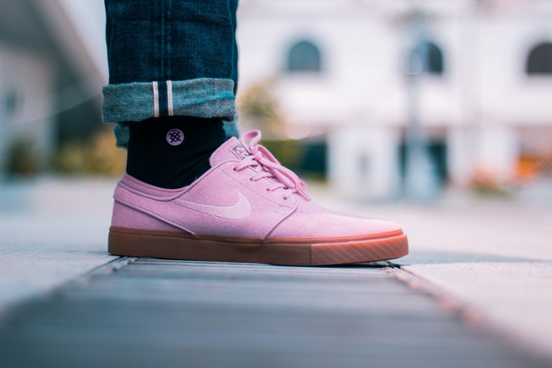 selective focus, footwear, low, daylight, fashion, real people, one person, photo, focus, pink, architecture, leisure activity, day, surface level, urban