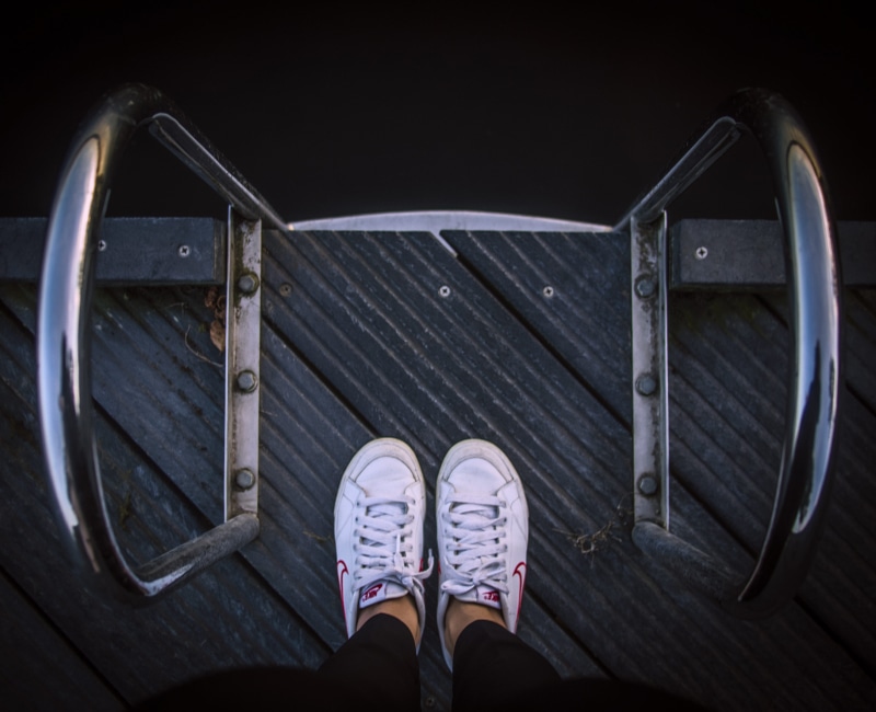 body part, wood - material, shoe, low section, day, dock, white, one person, 2K, tops, feet, canvas shoe, wooden, human limb, top, sneaker, low, wears