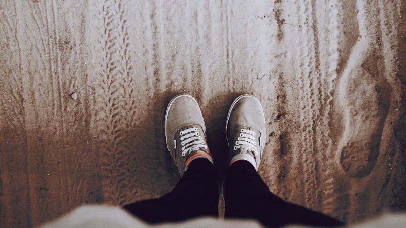 footprints, 1080P, unrecognizable person, lace, tights, real people, body part, indoors, gray, one person, pair, human leg, top, men, wood - material