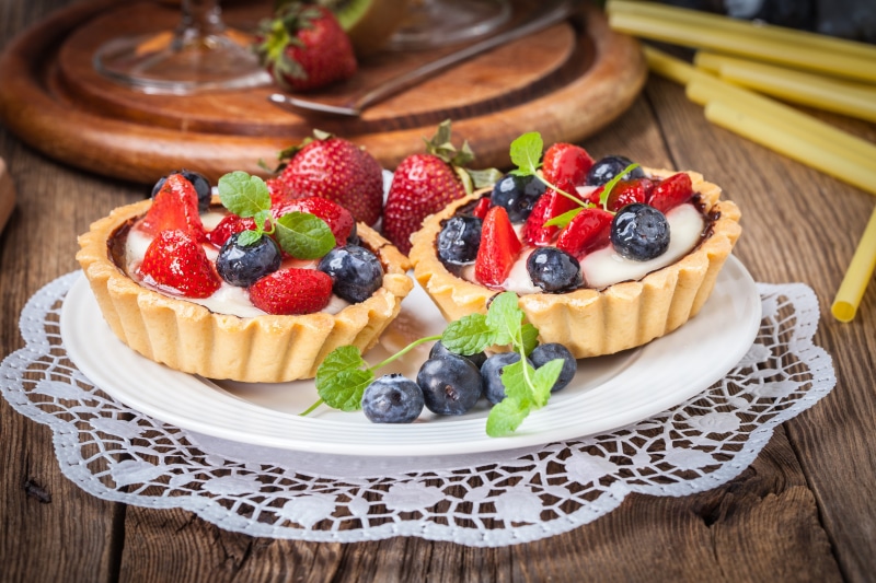 tart - dessert, blueberry, food and drink, strawberry, garnish, baked pastry item, plate, blueberries, baked, dessert, strawberries, freshness, tart, table