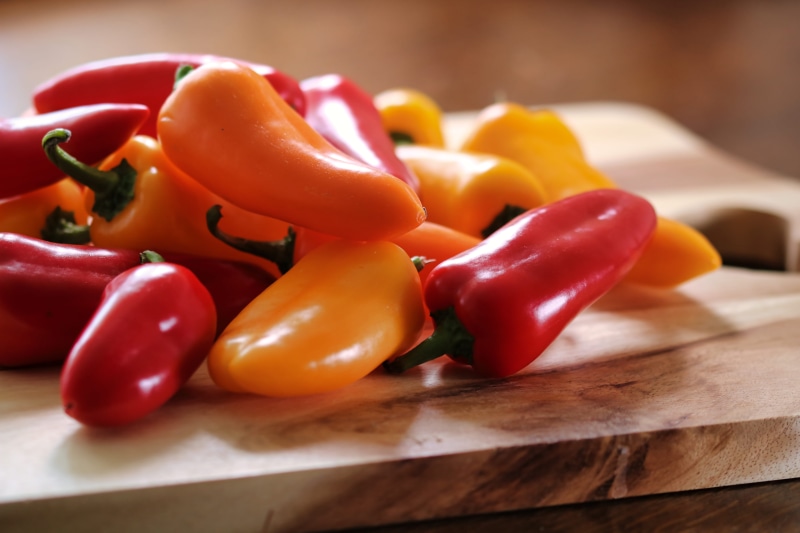 ripe, still life, vegetable, cooking, wood - material, peppers, vitamin, cayenne, taste, farming, chopping board, pimento, healthy eating, indoors, bell peppers