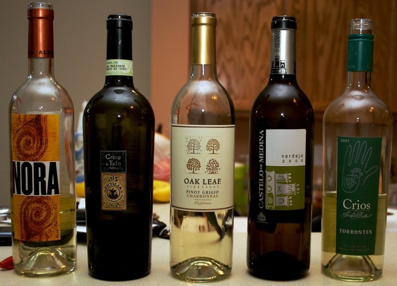 1080P, label, glass, glass bottles, bottles, Pizza, surface, white surface, five, alcohol, white, bottle, Wine Group, drink