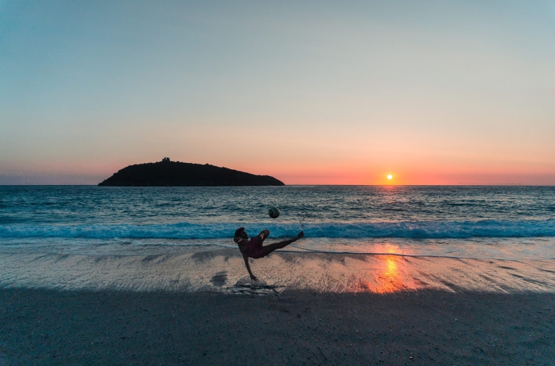 italy, lifestyles, italia, calcio, mare, men, full length, sky, one person, beach, sea, football, rovesciata, real people, land, leisure activity, beauty in nature