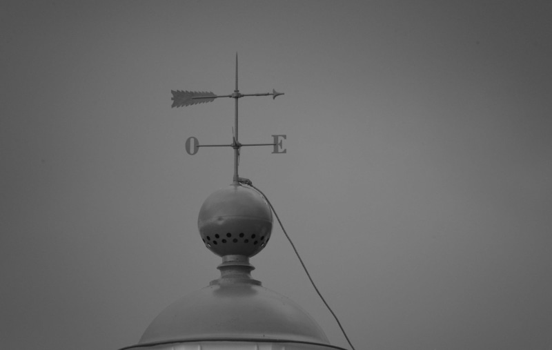copy space, girouette, lighting equipment, architecture, hanging, nature, built structure, no people, metal, noir et blanc, direction, clear sky, vent