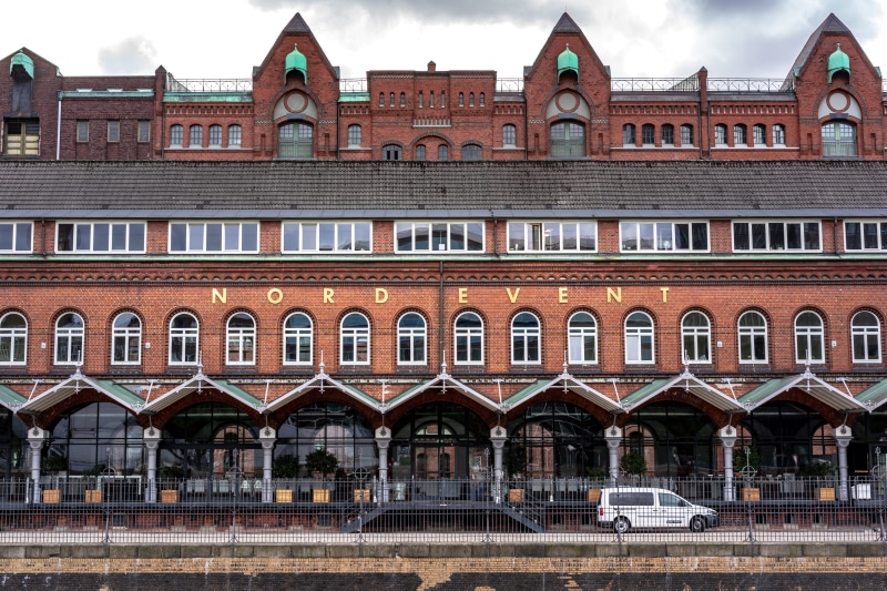 5K, window, urban, history, architecture, germany, automobile, railing, row house, apartment building, symmetry, nord, residential district, built structure