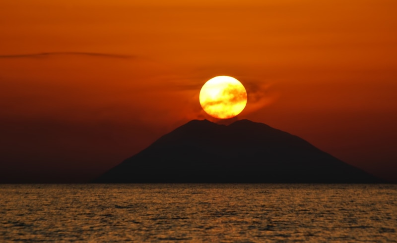 Sun and Sky, outdoors, Italy, stability, remote, tranquil scene, sun, Volcano, mountain, 2K, beauty in nature, waterfront, Sunset, tranquility, idyllic