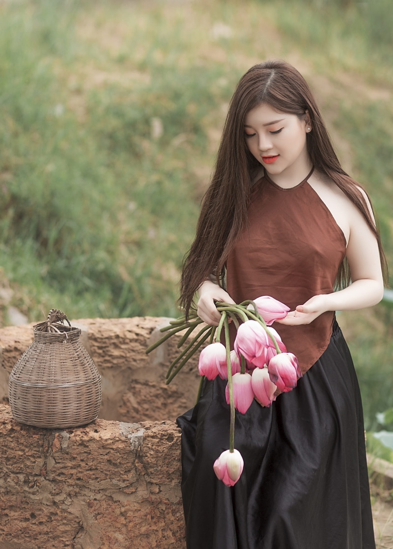 women, flowers, hairstyle, flowering plant, fashion, nature, blurred background, young, real people, plant, outdoors, young adult, long hair, day, pretty