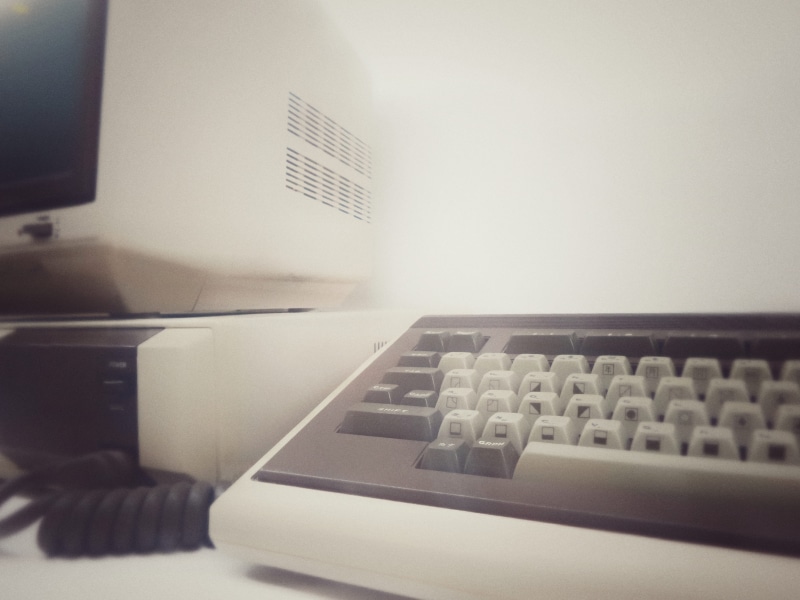 computer equipment, vintage, パソコン, close, landline phone, écran, corporate business, indoors, 画面, communication, laptop, table, furniture, screen, monitor