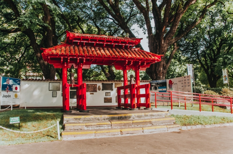 nature, building, built structure, plant, park, gate, outdoors, park - man made space, shrine, place of worship, japão, red, spirituality, architecture