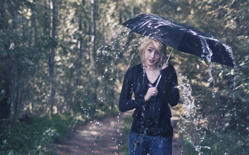 umbrellas, blondes, hd, necklaces, Trees, 2K, Forests, women, art, wet, Jeans, umbrella, rain
