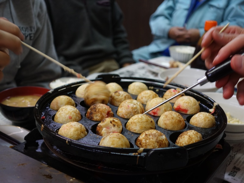 takopa, 2K, preparing food, incidental people, human hand, food and drink, food, close-up, indoors, octopus dumplings, kansai, holding, real people, unrecognizable person