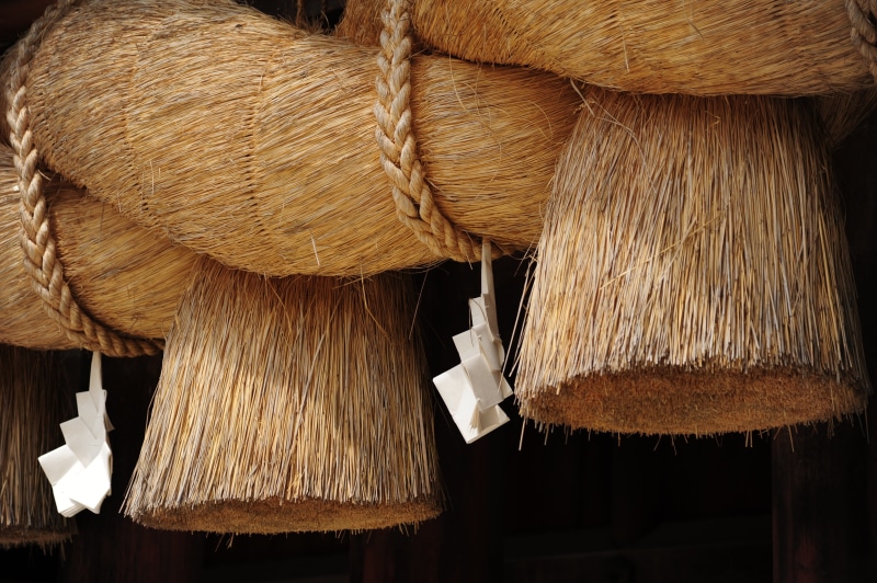 hygiene, ritual, cleaning, roof, craft, textile, tied up, thread, thatched roof, 4K, cleaning equipment, day, no people, wood - material, still life, shimenawa