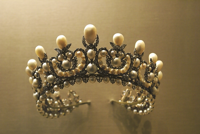 personal accessory, studio shot, 4K, colored background, crown, indoors, the art of, louvre, wealth, pearl jewelry, silver, diadem, high angle view, figure