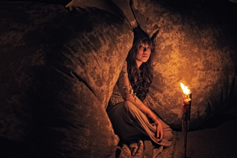 full length, hairstyle, Asian, one person, relaxation, glowing, lifestyles, motion, young adult, 1080P, fire, heat - temperature, contemplation, sitting