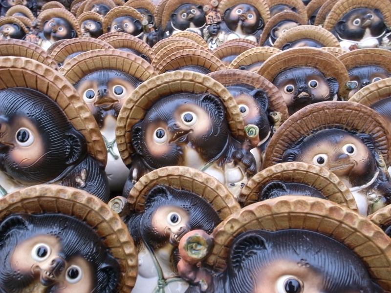 representation, shigaraki ware, abundance, choice, animal representation, large group of objects, close-up, 2K, shiga, retail display, sale, market, arrangement