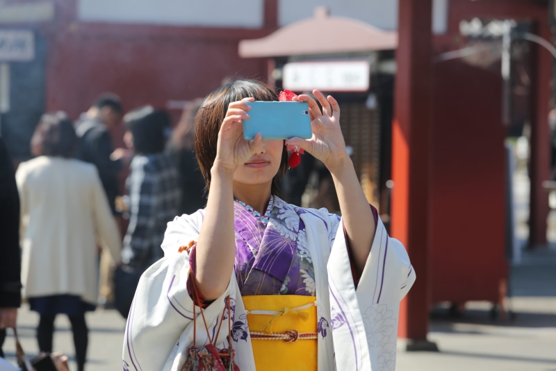 japão, wireless technology, photography themes, city, real people, maiko, photo, mulher, holding, mobile phone, incidental people, photographing, technology