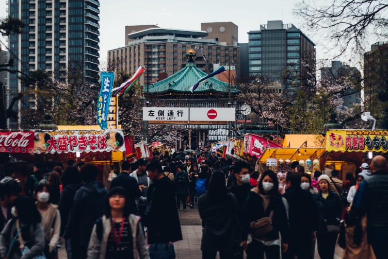 taito city, built structure, office building exterior, outdoors, women, human, city, 上野公園, person, lifestyles, parade, building, crowd, 上野, men, people