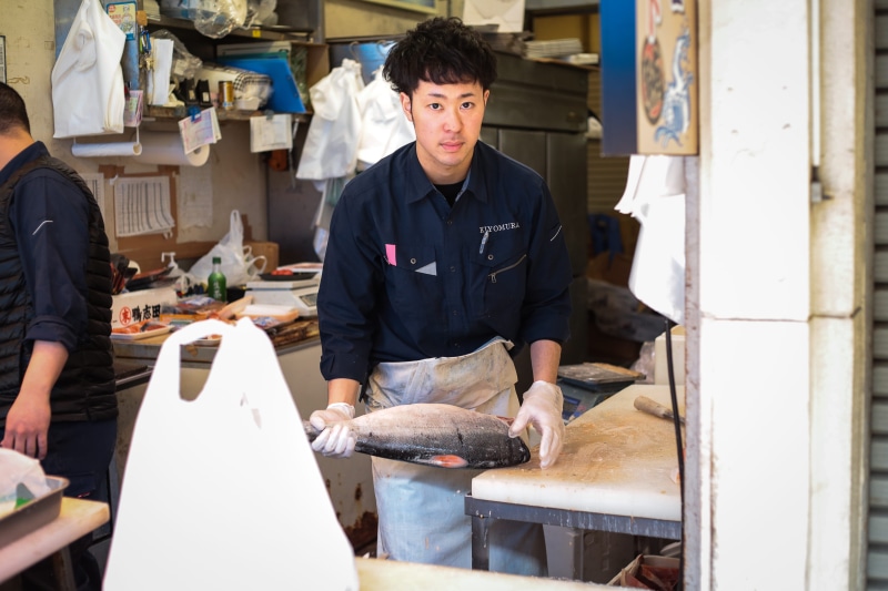 adult, working, food, peixe, seafood, tsukiji market, nihon, vendas, workshop, uniform, three quarter length, market, standing, business, males, occupation