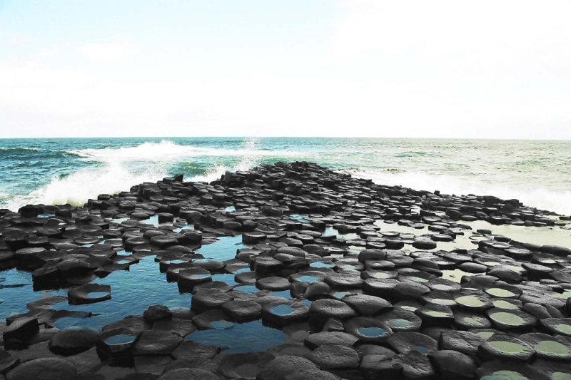 black, solid, sky, brown, no people, pebble, horizon, 720P, beauty in nature, day, tranquility, Photoshop, rock formation, water, stone - object, board