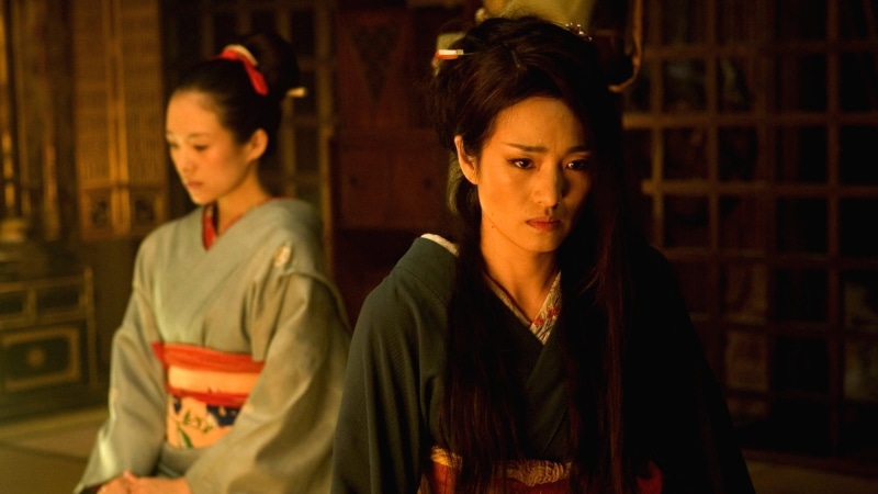 teenager, casual clothing, clothing, serious, focus on foreground, two people, beautiful woman, dark, indoors, looking, memoirs of a geisha, emotion, 1080P