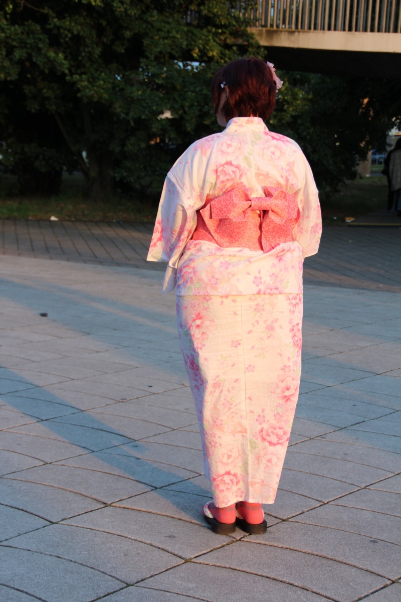 kimono, day, hairstyle, 5K, nature, one person, lifestyles, pink color, outdoors, street, casual clothing, full length, wooden shoes, adult, leisure activity