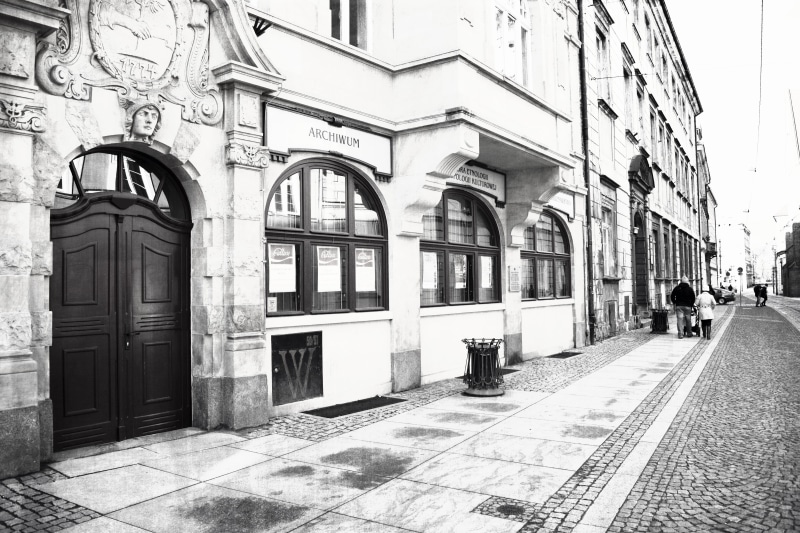 alley, buildings, 4K, greyscale, incidental people, men, road, direction, real people, day, people, street, the way forward, urban, city, daytime, sidewalk