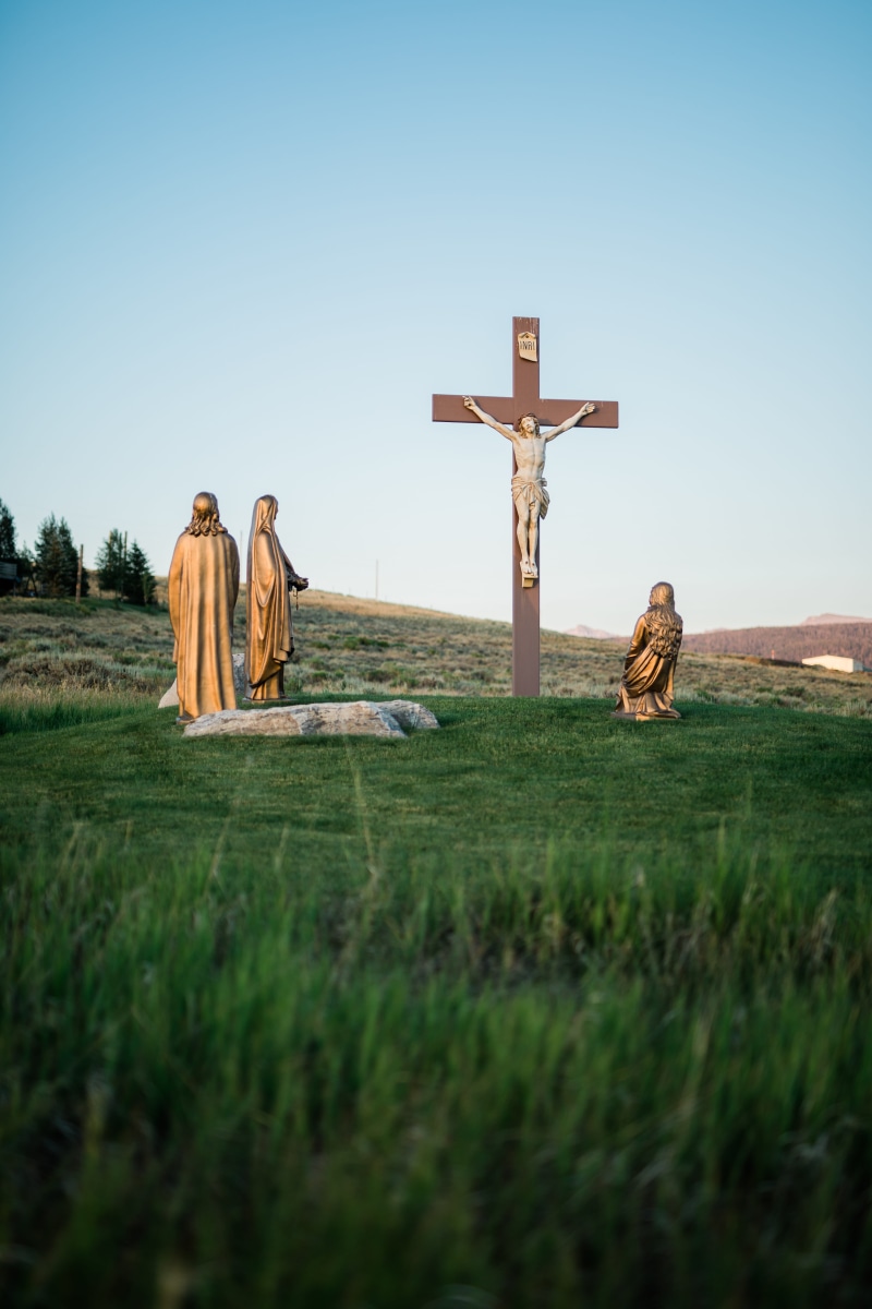 crucifix, 5K, christ, passion, sculpture, plant, cross, religion, cloak, human representation, outdoors, art, representation, art and craft, no people