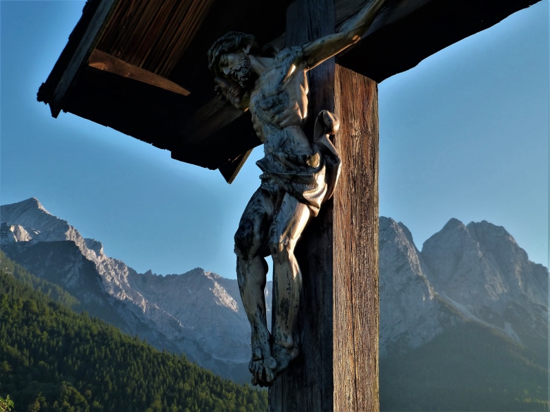 close-up, crucifix, nature, non-urban scene, commemorate, grainau, holy, near, green, symbol, wooden, day, weather stone, outdoors, christi, prayer, alpspitze