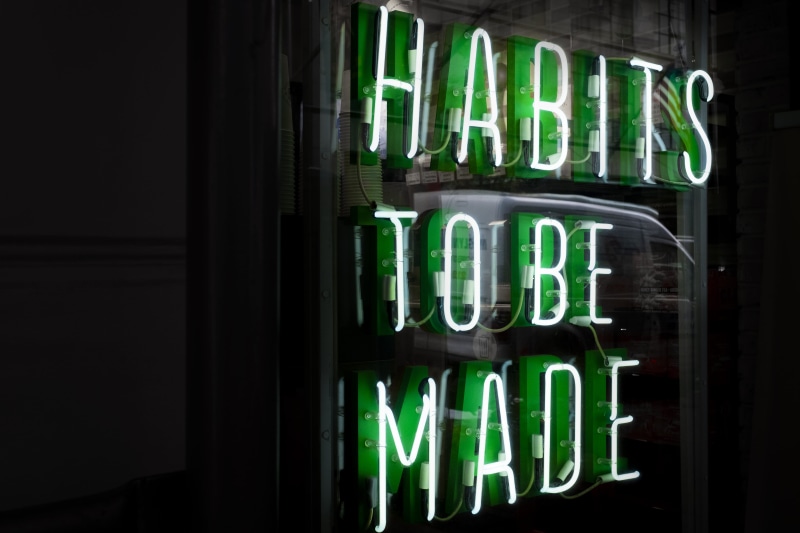 business, ampersand, symbol, sign, new york, lighting, diner, equipment, head, glass - material, glowing, signage, gree, black background, luminosity, lighting equipment