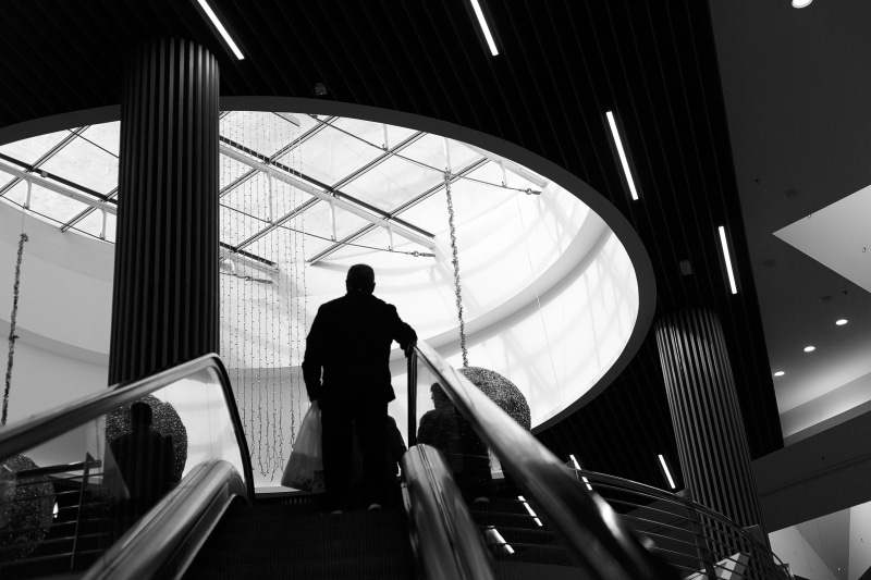 built structure, staircase, people, urbana, indoors, adult, real people, skylight, quino, silueta, lifestyles, contraluz, glass - material, leisure activity