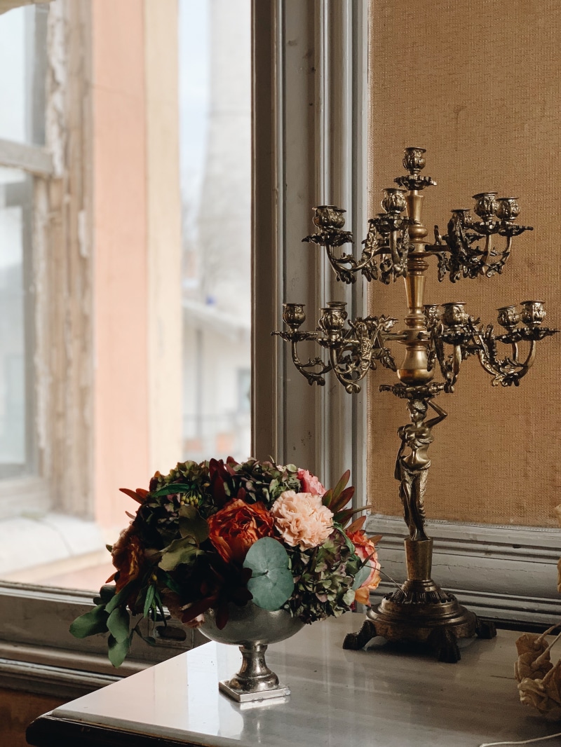 banister, 4K, bouquet, holder, chandelier, built structure, glass, table, flower bouquet, handrail, flower head, window, jar, indoors, decoration, lamp
