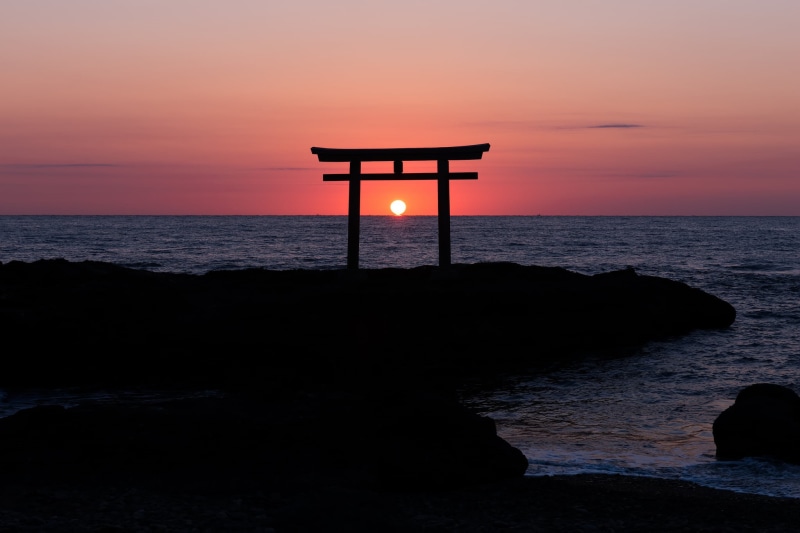 the sky, scenics - nature, beach, tranquility, coast, the evening, land, silhouette, rocks, rock, tranquil scene, horizon over water, arch, beauty in nature