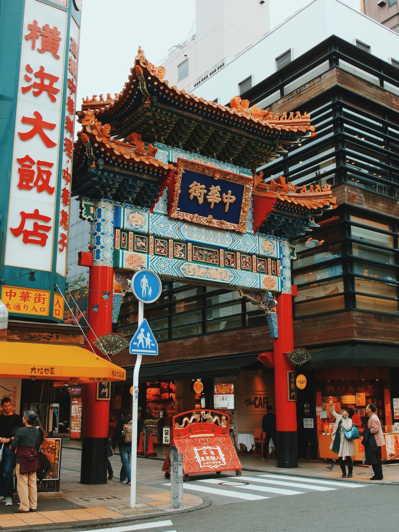 lifestyles, crossing, chinese, chinese lantern, tourism, japan, sign, signage, china town, building exterior, city, women, non-western script, script, pedestrian