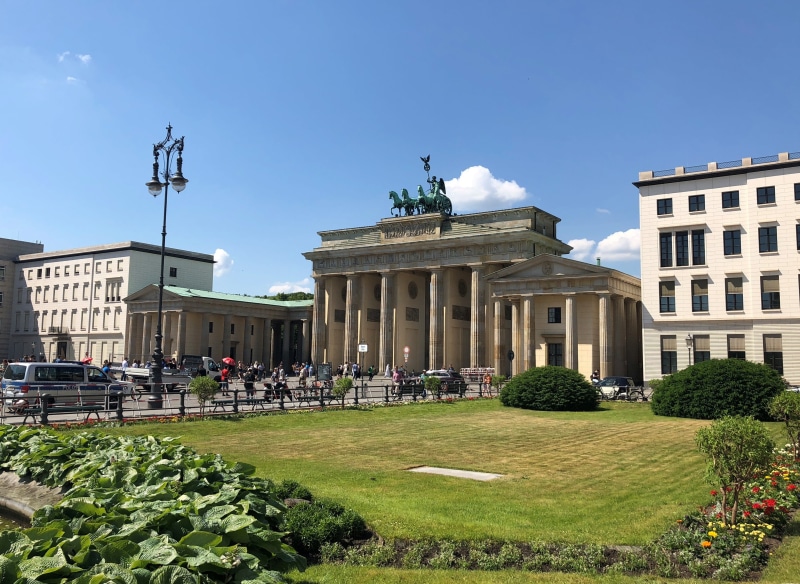 tourism, unter den linden, sculpture, city, germany, architecture, 2K, real people, brandenburg gate, art and craft, berlin, nature, the past, brandenburger tor