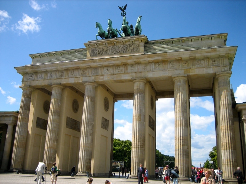 travel, men, built structure, group of people, building exterior, sky, real people, crowd, outdoors, large group of people, the past, brandenburg gate